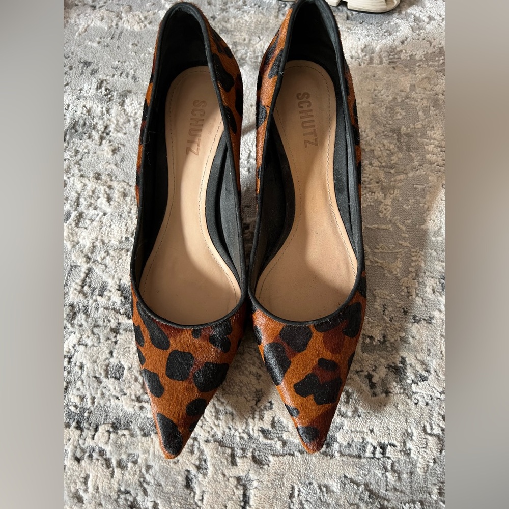 Schutz Lola Leopard Pump in Natural